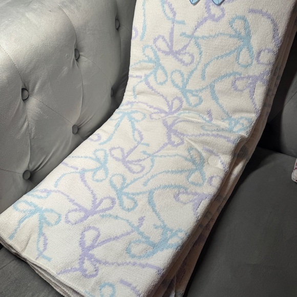 Envogue Bow ribbon blue, lavender on‎ white snuggle knit throw - Picture 1 of 5